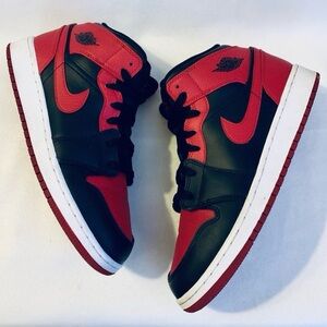 Jordan 1 Mid ‘Banned Sneakers